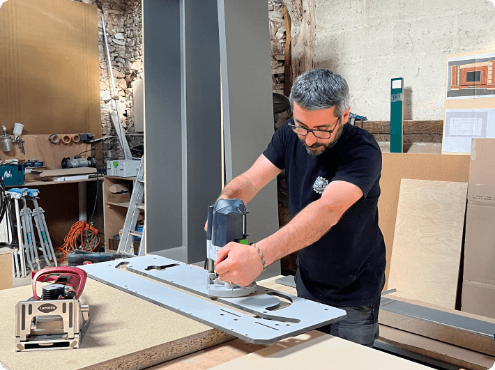 Qui se cache derrière J’Touche du bois ?