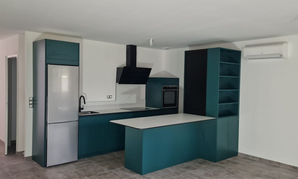 Cuisine cuisine verte et compact marbre de paros