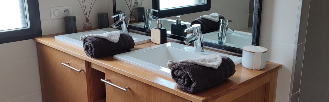 J'touche du bois Une salle de bain pratique et raffinée